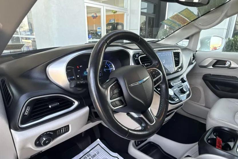 2019 Chrysler Pacifica Hybrid Touring L photo 1