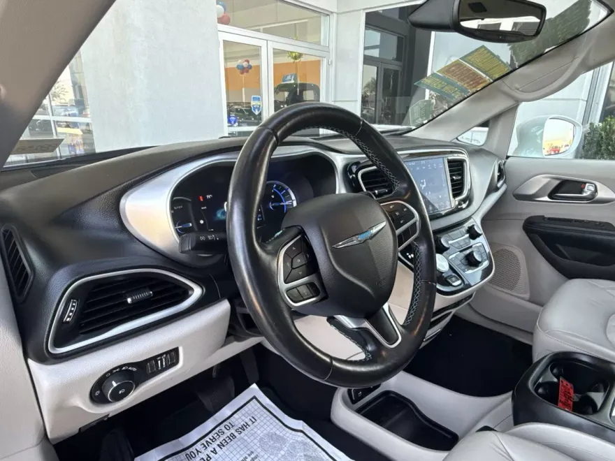 2019 Chrysler Pacifica Hybrid Touring L photo 1