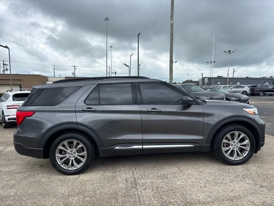 2020 Ford Explorer XLT photo 1