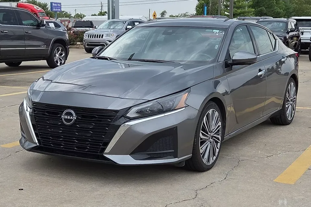 2023 Nissan Altima SL photo 1