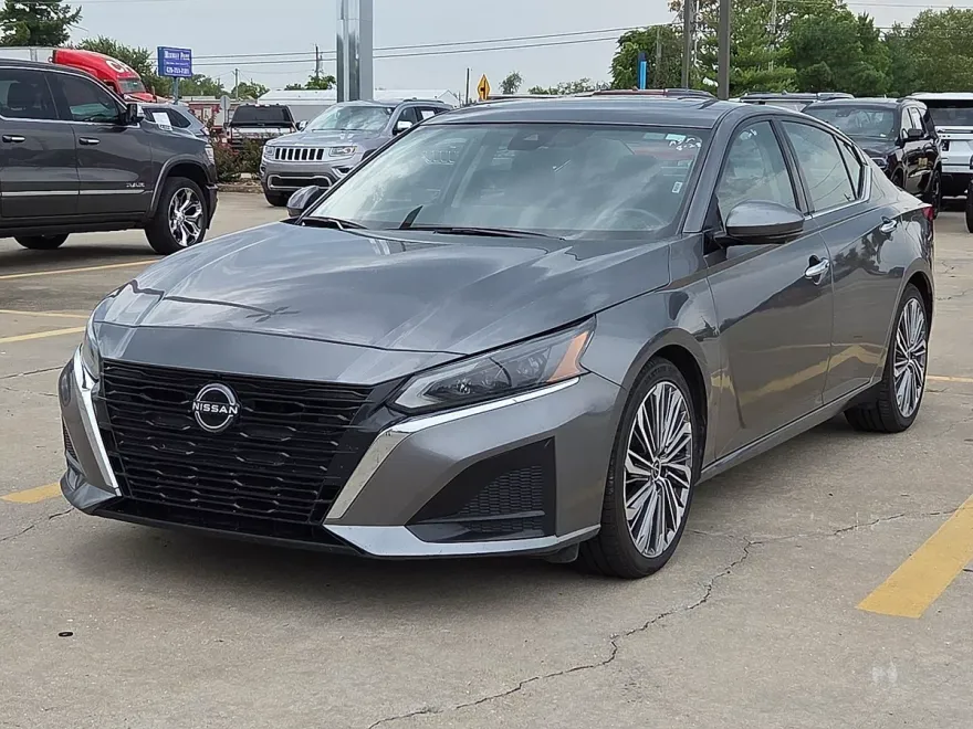 2023 Nissan Altima SL photo 1