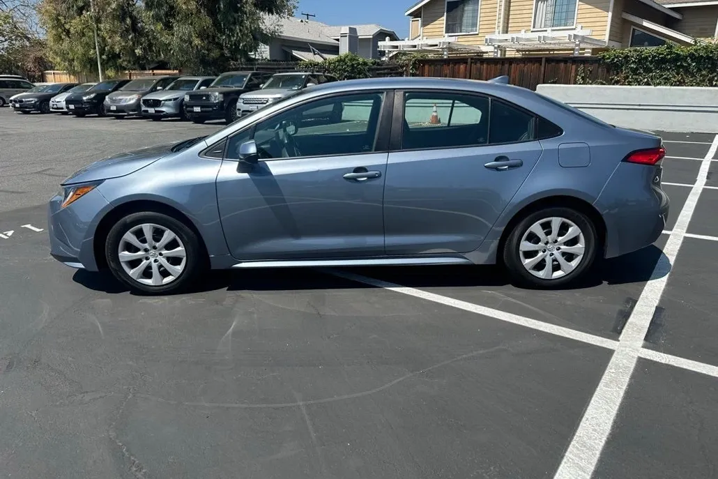 2022 Toyota Corolla LE photo 1