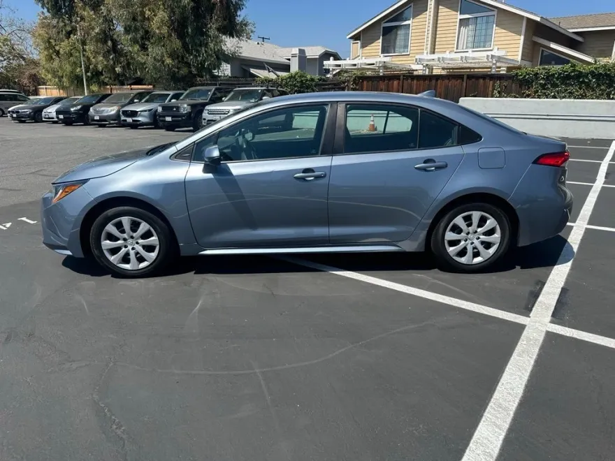 2022 Toyota Corolla LE photo 1