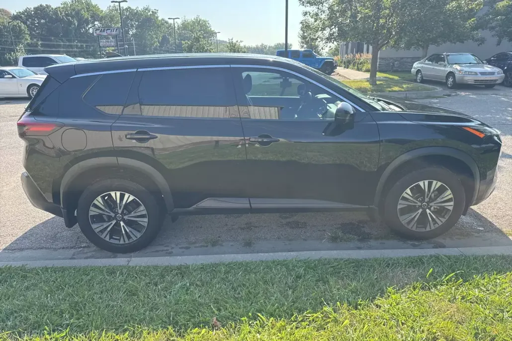2021 Nissan Rogue SV photo 1