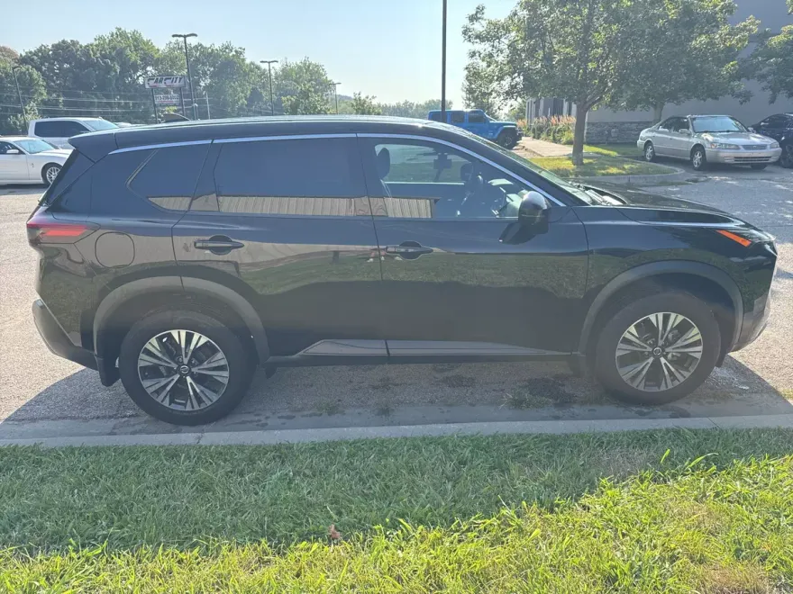2021 Nissan Rogue SV photo 1