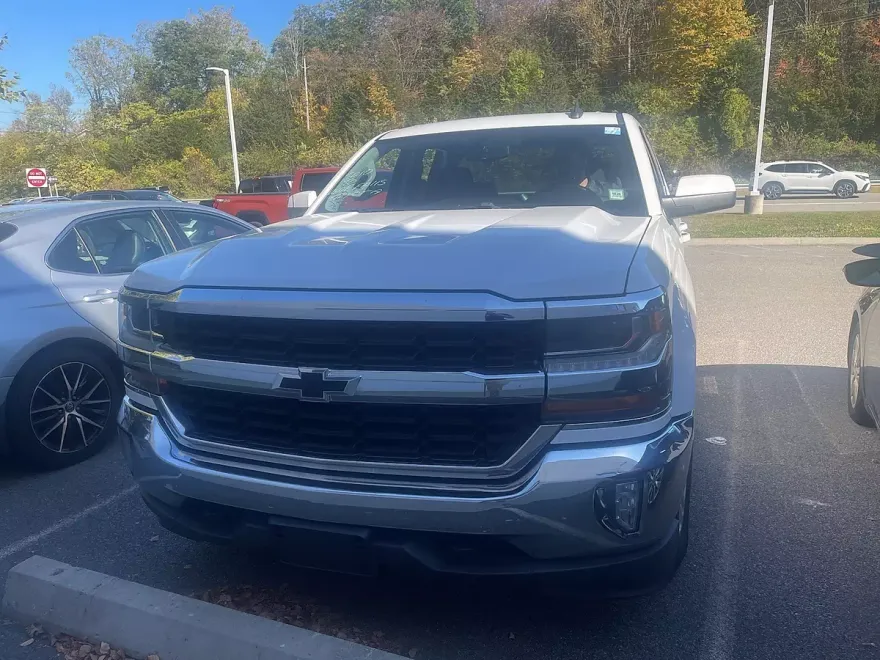 2017 Chevrolet Silverado 1500 LT photo 1