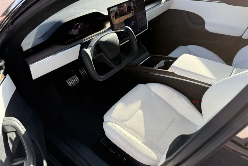 2023 Tesla Model S photo 1