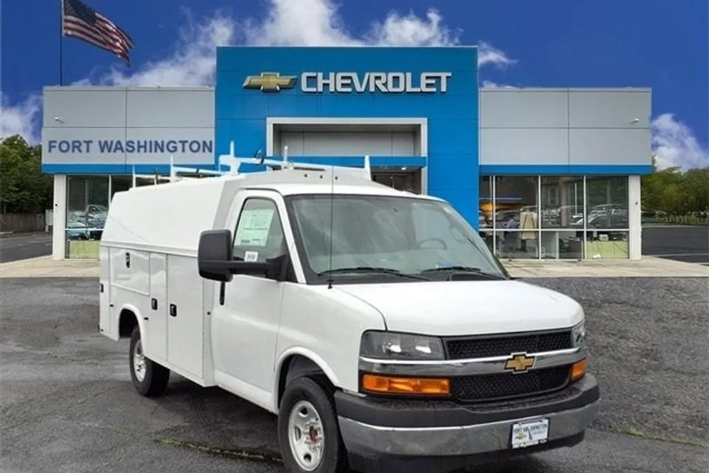2024 Chevrolet Express Cutaway 3500 photo 1