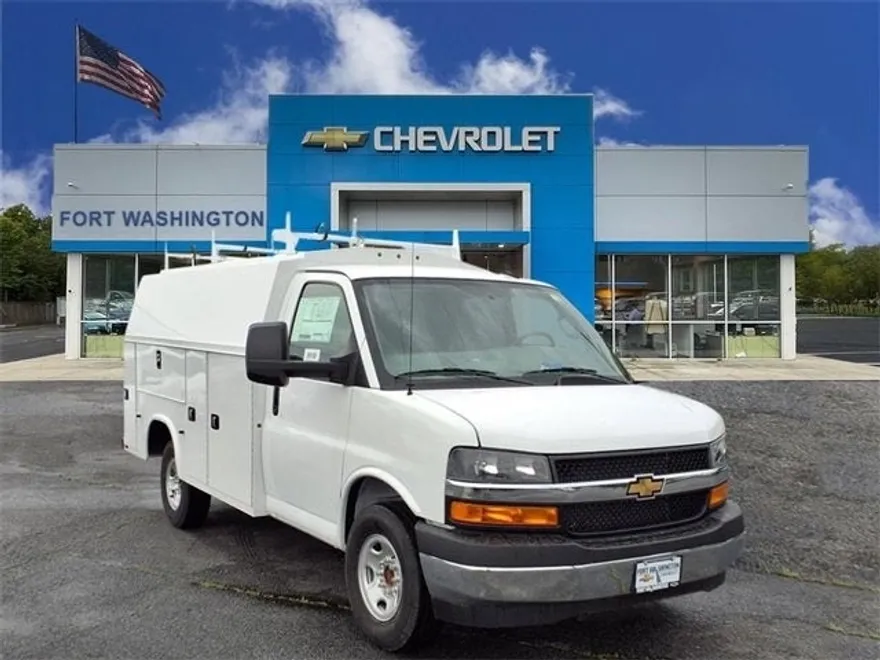 2024 Chevrolet Express Cutaway 3500 photo 1