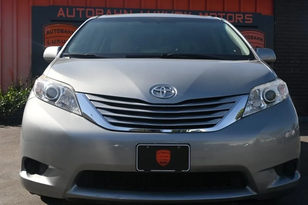 2015 Toyota Sienna LE photo 1