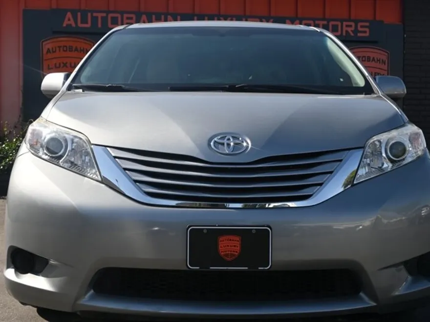 2015 Toyota Sienna LE photo 1