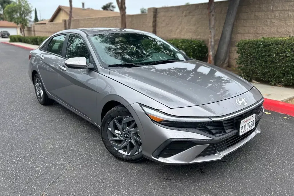 2024 Hyundai Elantra SEL photo 1