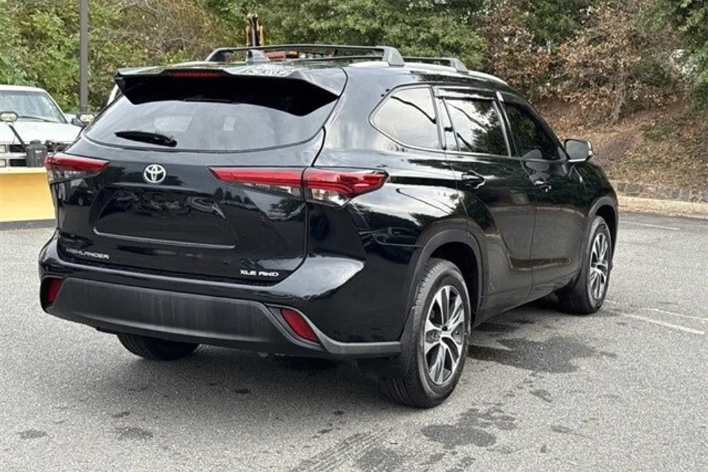 2022 Toyota Highlander XLE photo 1