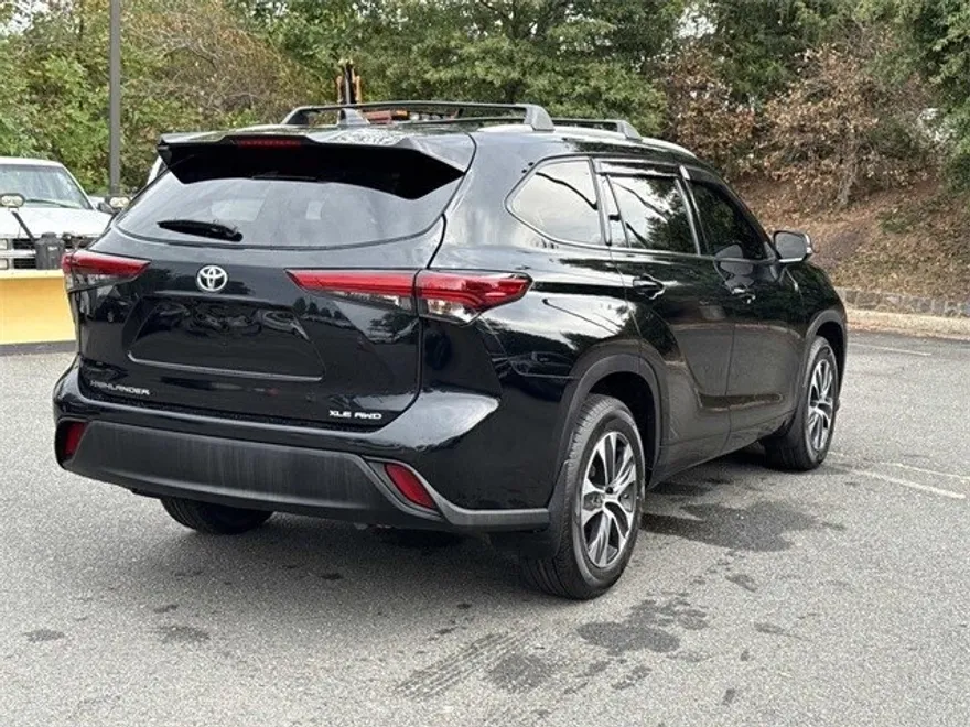 2022 Toyota Highlander XLE photo 1