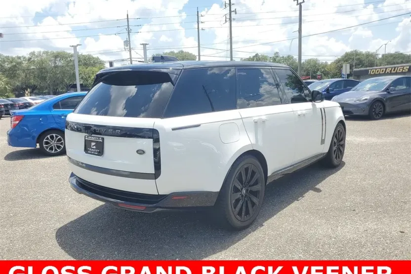 2023 Land Rover Range Rover SE photo 1