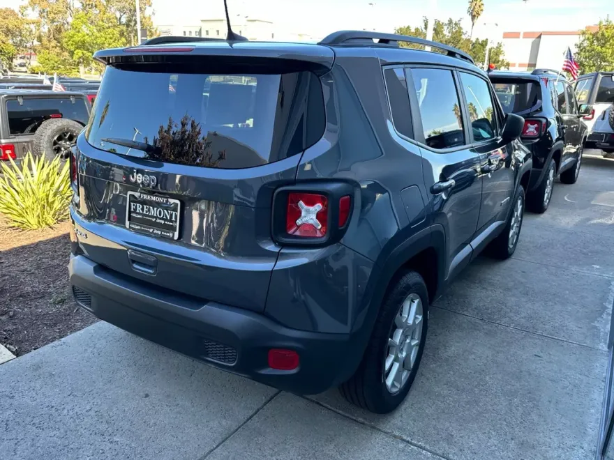 2023 Jeep Renegade Latitude photo 2