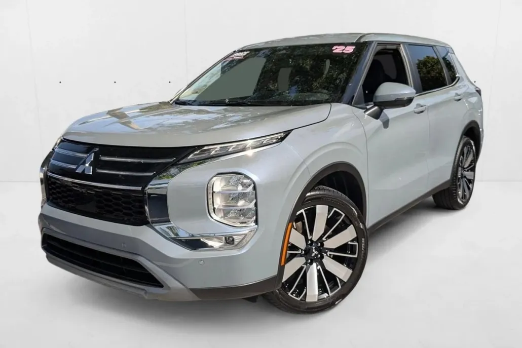2025 Mitsubishi Outlander SE photo 1