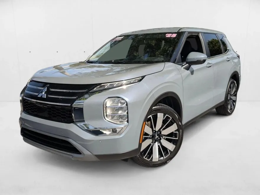 2025 Mitsubishi Outlander SE photo 1