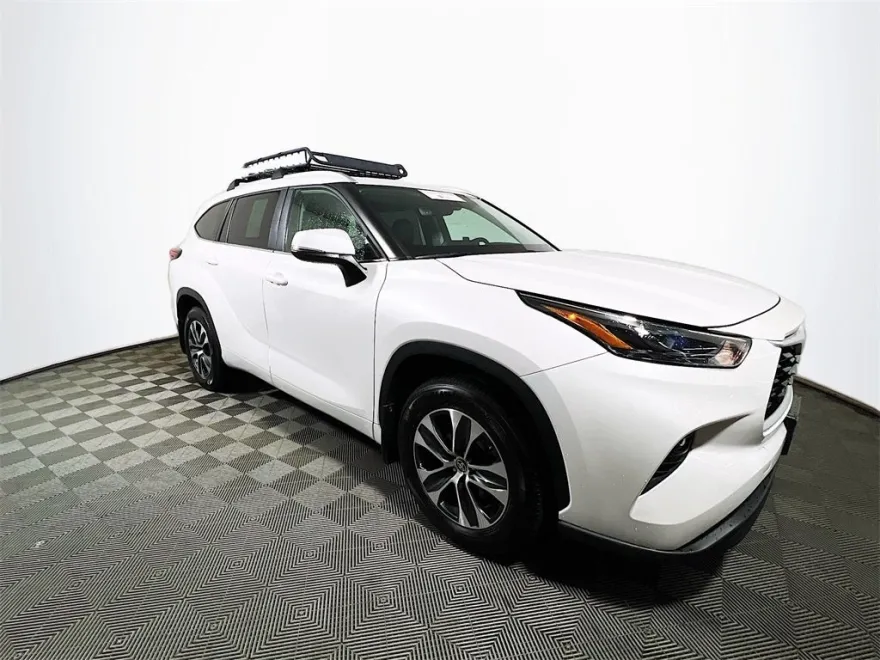 2024 Toyota Highlander XLE photo 1