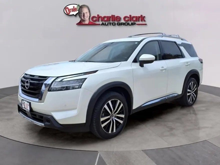 2023 Nissan Pathfinder Platinum photo 1