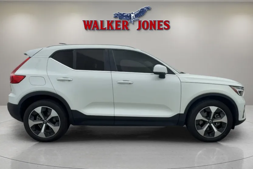2023 Volvo XC40 Plus photo 1