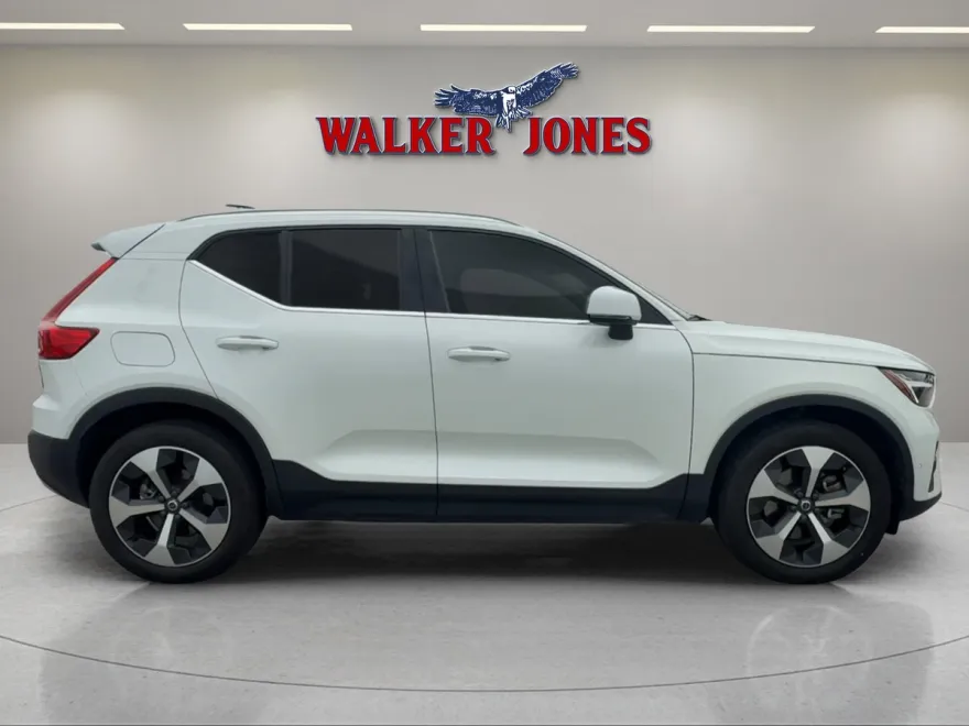 2023 Volvo XC40 Plus photo 1