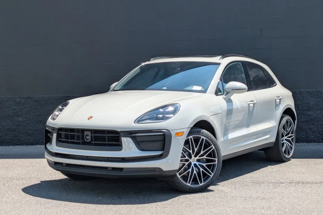 2025 Porsche Macan T photo 1
