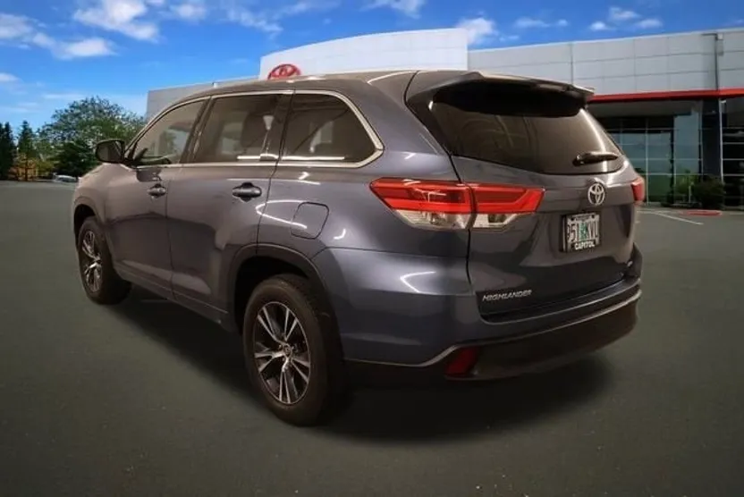 2018 Toyota Highlander LE photo 1