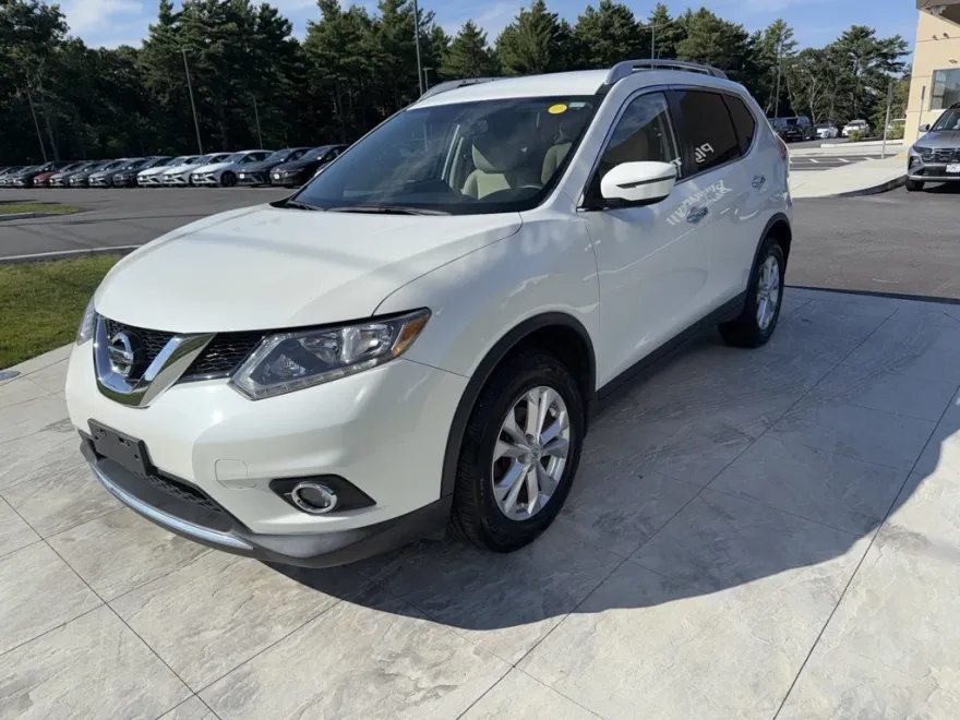 2016 Nissan Rogue SV photo 1