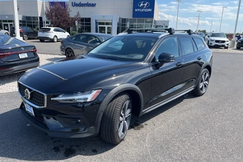 2026 Volvo V60 Cross Country B5 Plus photo 1