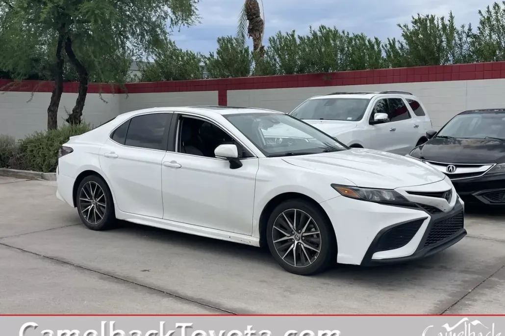 2022 Toyota Camry SE photo 1