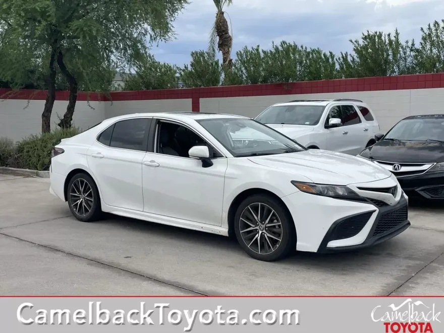 2022 Toyota Camry SE photo 1