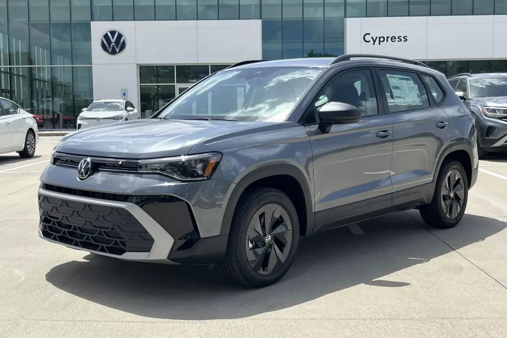 2025 Volkswagen Taos S photo 1
