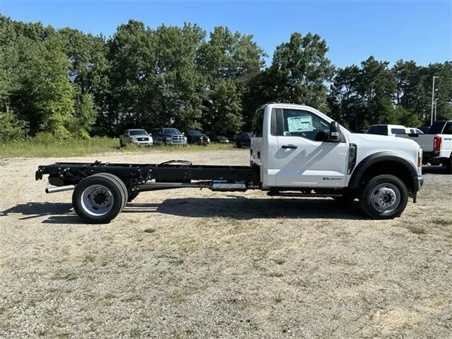 2025 Ford F-550 photo 1