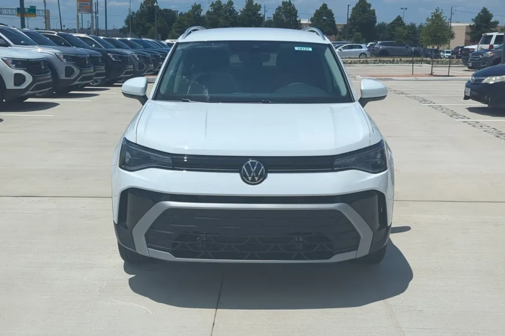 2025 Volkswagen Taos SE photo 1