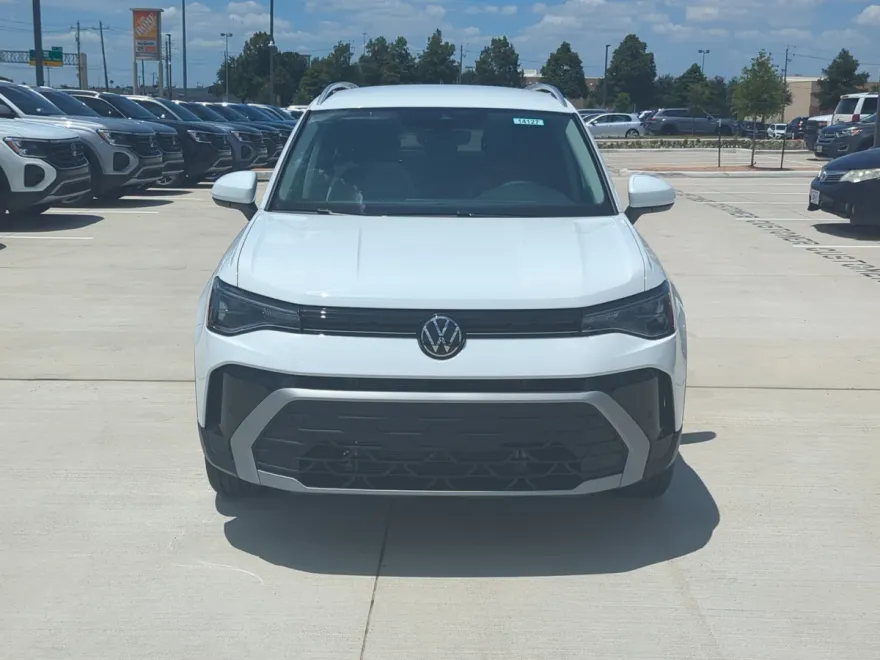 2025 Volkswagen Taos SE photo 1