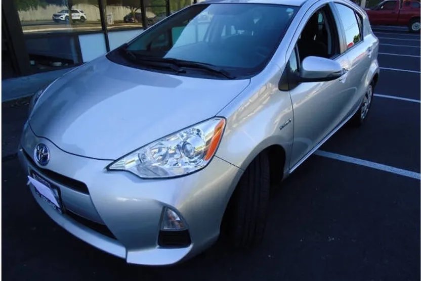 2014 Toyota Prius C One photo 1