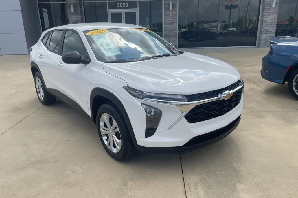 2025 Chevrolet Trax LS photo 1