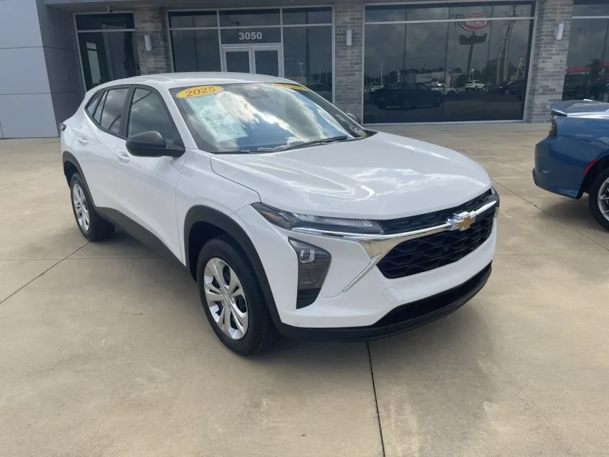 2025 Chevrolet Trax LS photo 1