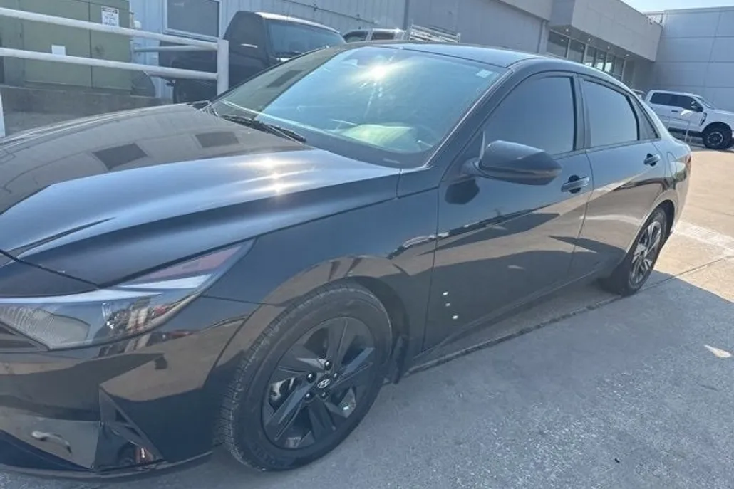 2023 Hyundai Elantra SEL photo 1