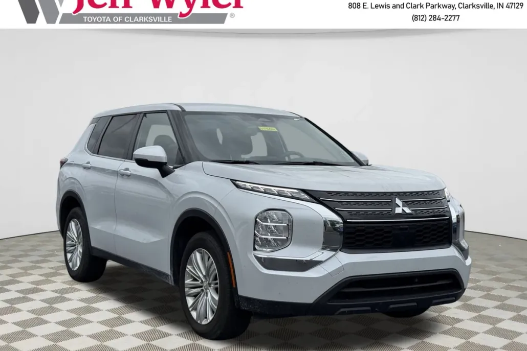 2024 Mitsubishi Outlander ES photo 1