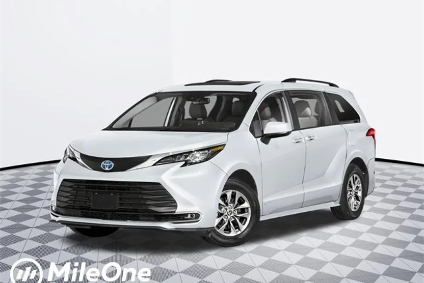 2025 Toyota Sienna XLE photo 1