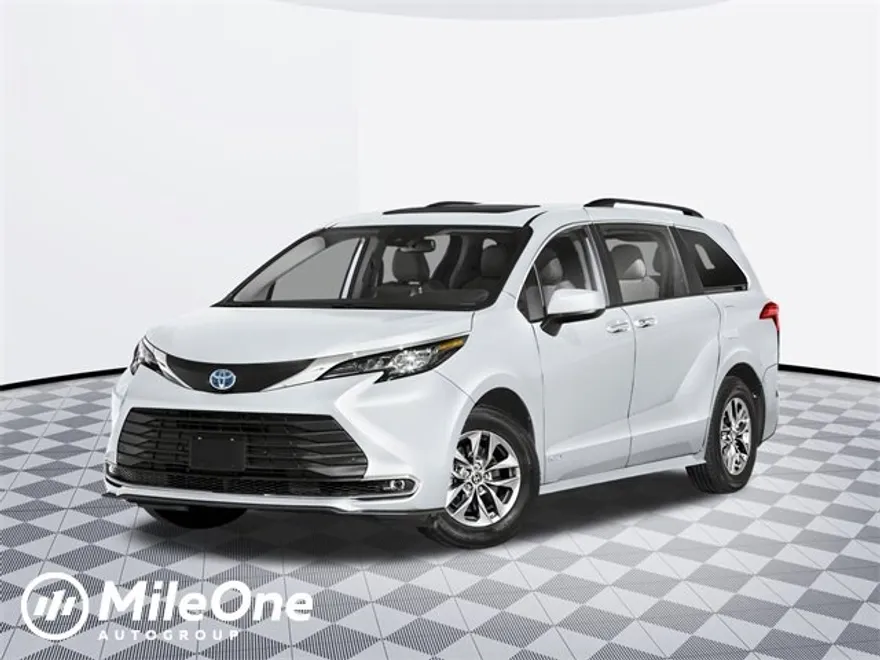 2025 Toyota Sienna XLE photo 1