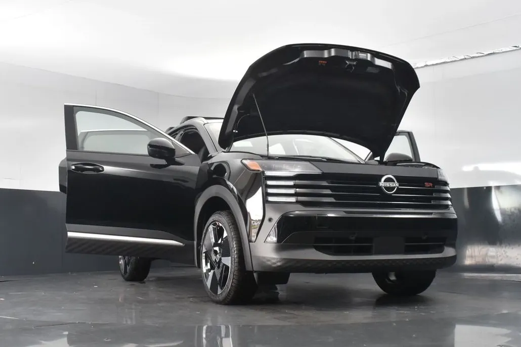 2026 Nissan Kicks SR photo 1