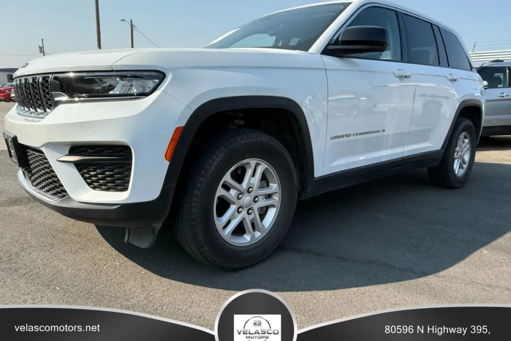 2023 Jeep Grand Cherokee Laredo Sport photo 1