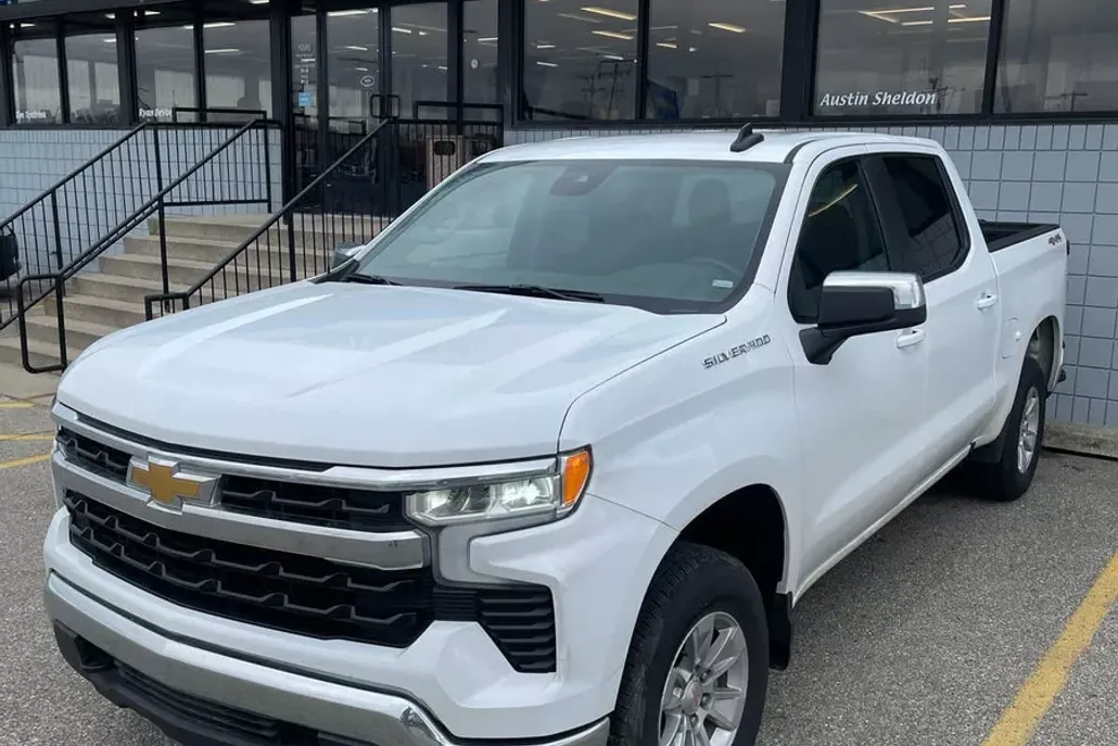 2025 Chevrolet Silverado 1500 LT photo 1
