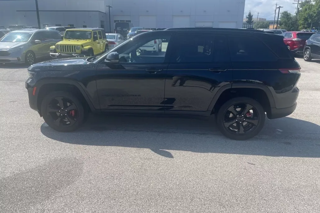 2022 Jeep Grand Cherokee Altitude photo 1