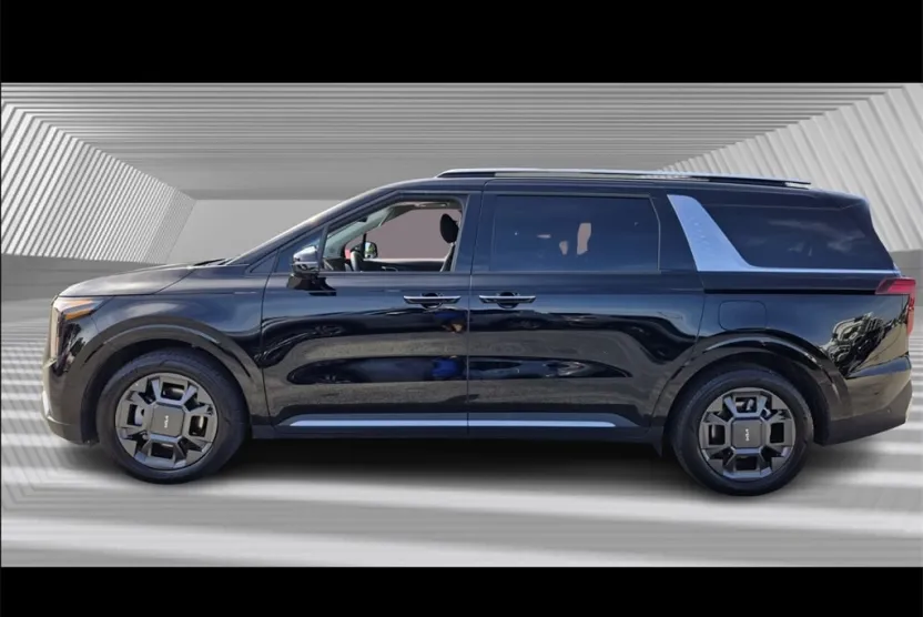 2025 Kia Carnival SX photo 1
