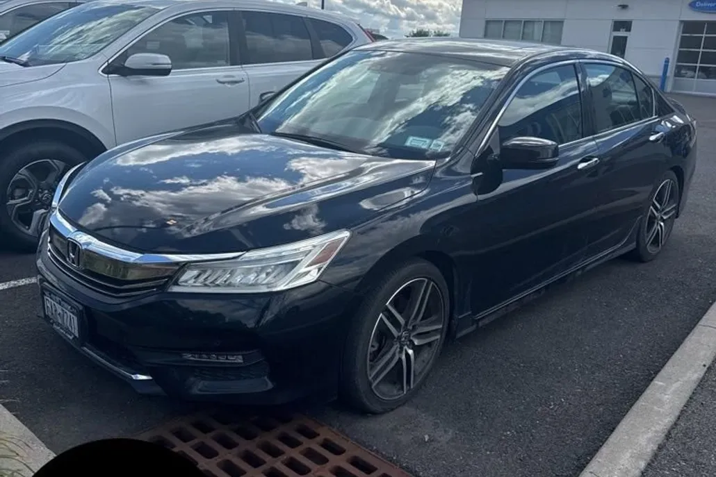 2017 Honda Accord Touring photo 1