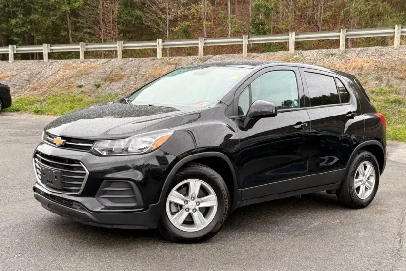 2020 Chevrolet Trax LS photo 1